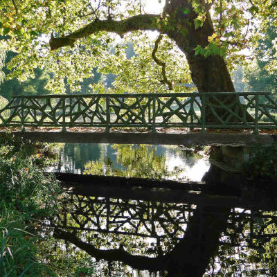 pont par dessus rivière,  printemps